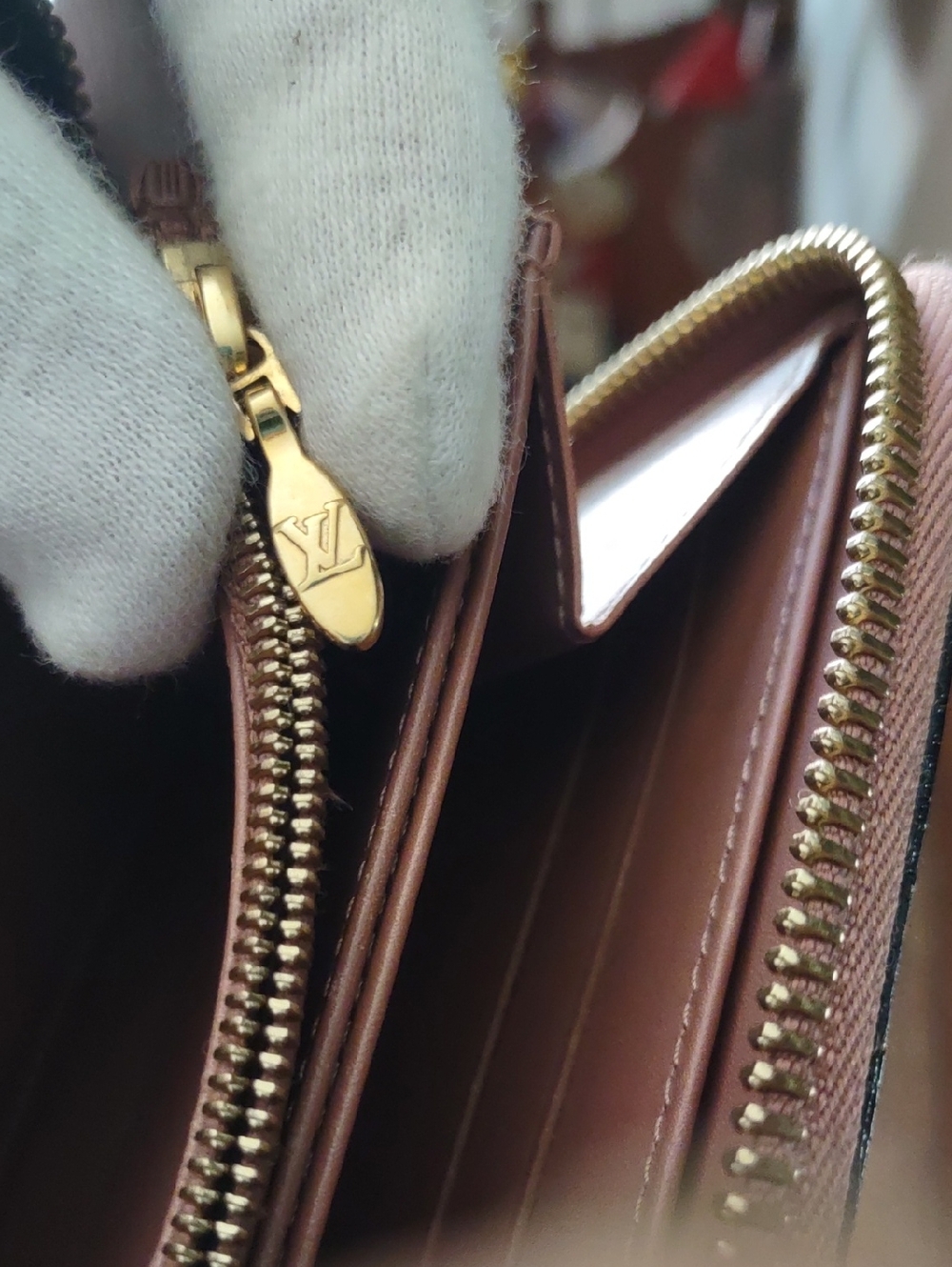 Louis Vuitton Vernis Zip-Around Wallet in Butterscotch Gloss Color. - Picture 12 of 16